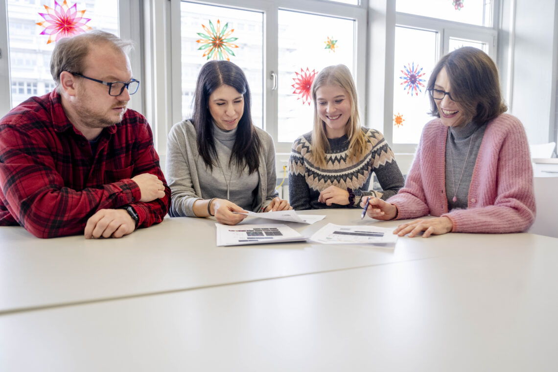 UAR EinverständniserklärungsNr: 4591a, 4592a, 4593a, 4594a, vlnr Verian Bader, Maria Georgina Herrera, Lena Kühn, Konstanze Winklhofer Die Bilder dürfen nur im Kontext der Ruhr-Universität Bochum (RUB) unter Angabe des Copyrights © RUB, Marquard verwendet werden, zum Beispiel für Webseiten der RUB sowie für Texte oder Webseiten, die sich speziell mit Ereignissen an der RUB oder Leistungen von RUB-Mitgliedern beschäftigen. Die Bilder dürfen nicht in Kontexten verwendet werden, in denen die RUB nur stellvertretend für Hochschulen im Allgemeinen steht.